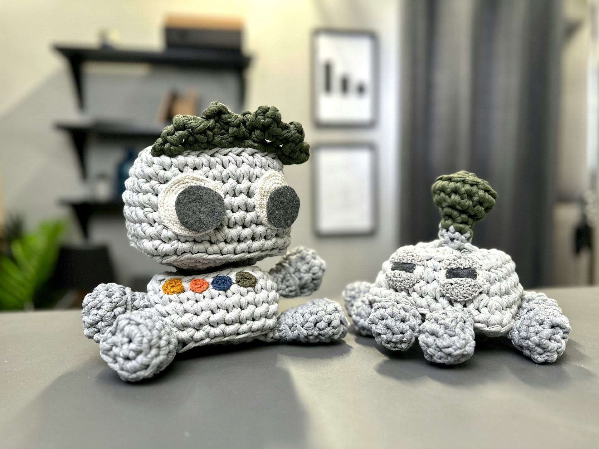 deux jouets crochetés posés sur une table